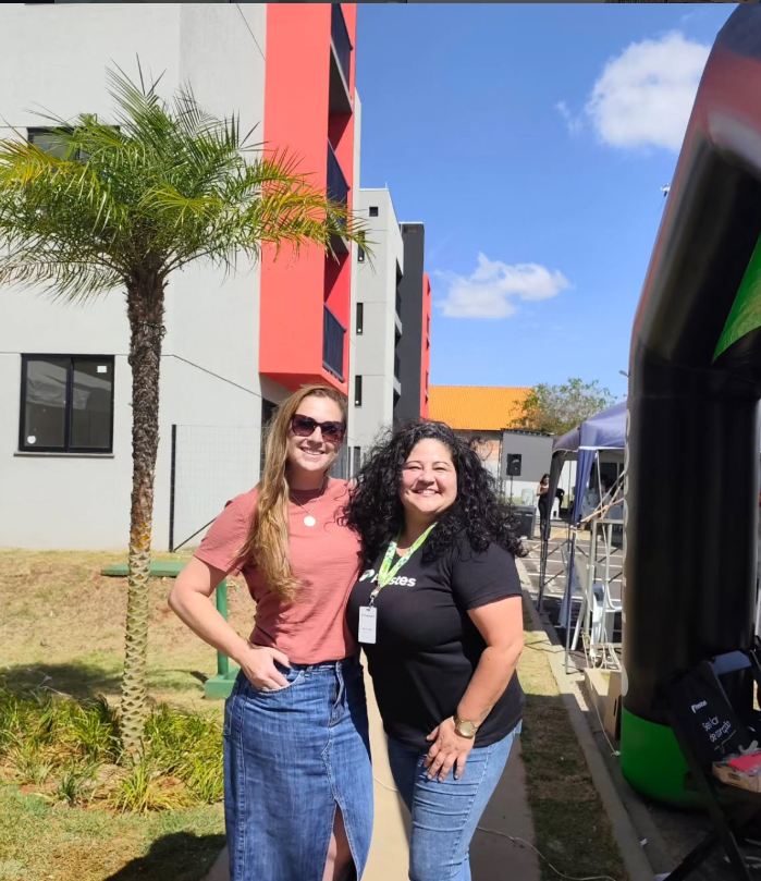 Cliente com a Silvia em frente ao condomínio