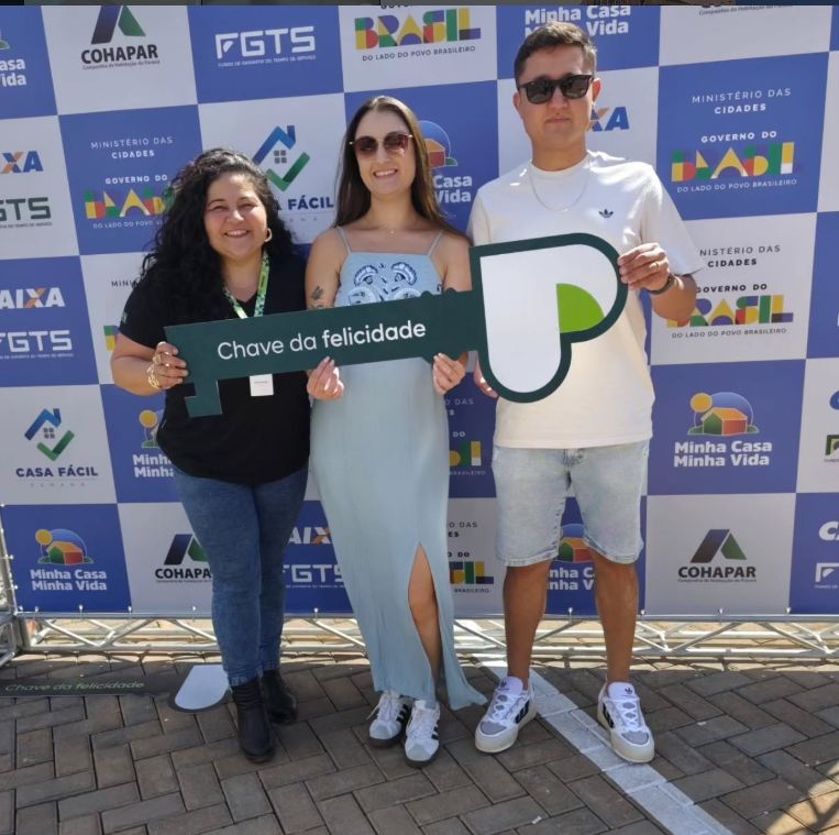 Silvia com cliente e a chave da felicidade
